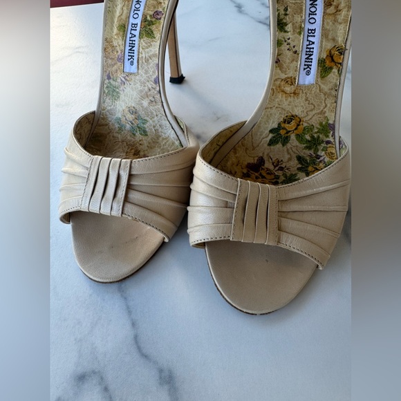 Manolo Blahnik Tan Leather D’orsay Heels Open Toe Floral Insoles Size 39 - Picture 2 of 7
